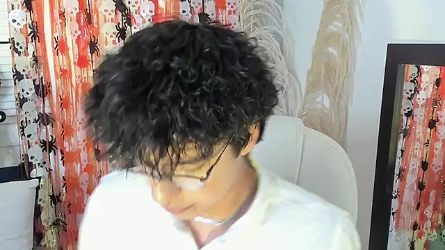 Snapshot of miilo_wolf chatting on 10.15.25 miilo wolf online show from 10.15.25