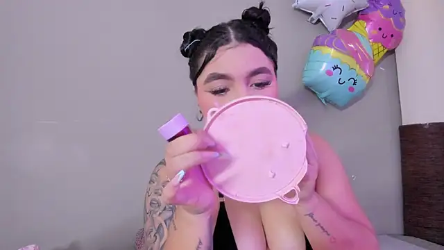 Snapshot of melody_blossom_ chatting on 11.04.25 melody blossom online show from 11.04.25