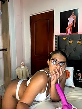 Snapshot of ema_zoe chatting on 10.05.25 ema zoe online show from 10.05.25