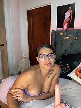 Snapshot of ema_zoe chatting on 10.10.25 ema zoe online show from 10.10.25