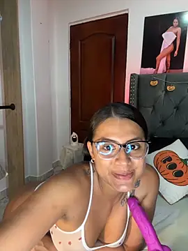 Snapshot of ema_zoe chatting on 10.20.25 ema zoe online show from 10.20.25