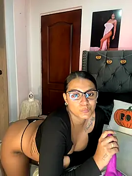 Snapshot of ema_zoe chatting on 10.24.25 ema zoe online show from 10.24.25