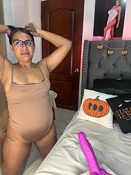 Snapshot of ema_zoe chatting on 10.28.25 ema zoe online show from 10.28.25