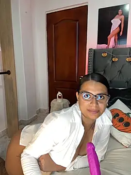 Snapshot of ema_zoe chatting on 10.29.25 ema zoe online show from 10.29.25