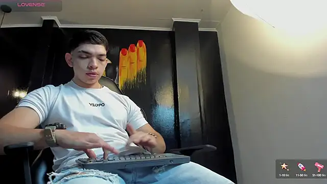 Snapshot of Eryonbradley chatting on 09.18.25 Eryonbradley online show from 09.18.25