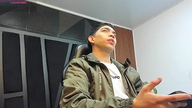 Snapshot of Eryonbradley chatting on 10.01.25 Eryonbradley online show from 10.01.25