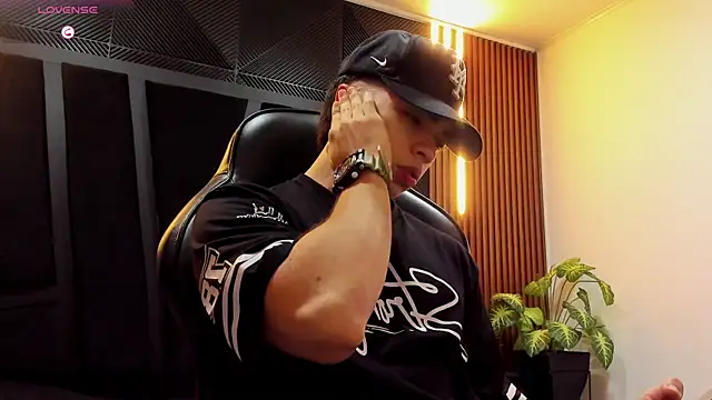 Snapshot of Eryonbradley chatting on 10.02.25 Eryonbradley online show from 10.02.25