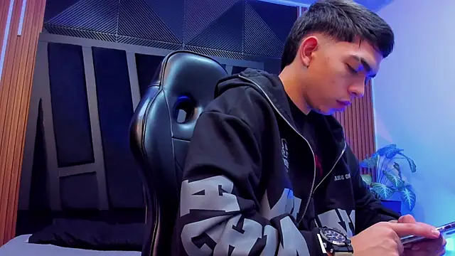 Snapshot of Eryonbradley chatting on 10.03.25 Eryonbradley online show from 10.03.25