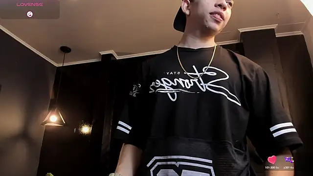 Snapshot of Eryonbradley chatting on 10.18.25 Eryonbradley online show from 10.18.25