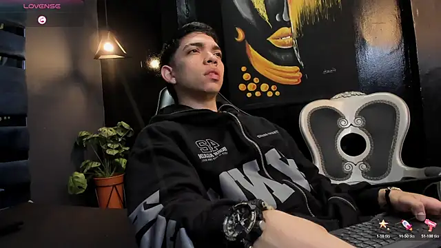 Snapshot of Eryonbradley chatting on 10.27.25 Eryonbradley online show from 10.27.25