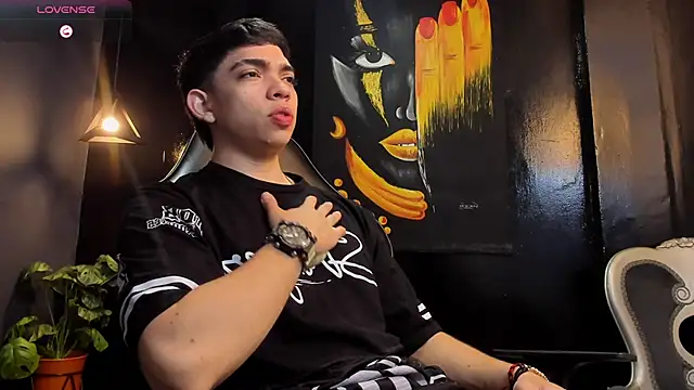 Snapshot of Eryonbradley chatting on 10.29.25 Eryonbradley online show from 10.29.25