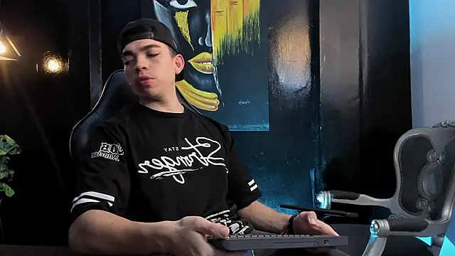 Snapshot of Eryonbradley chatting on 11.04.25 Eryonbradley online show from 11.04.25