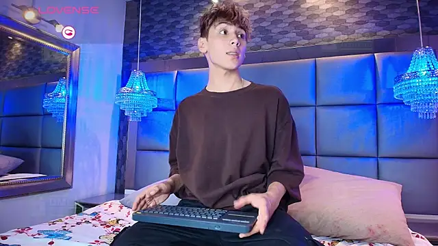 Twinkie Hung online show from 09.18.25