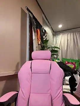 Snapshot of Kath_C chatting on 10.18.25 Kath C online show from 10.18.25