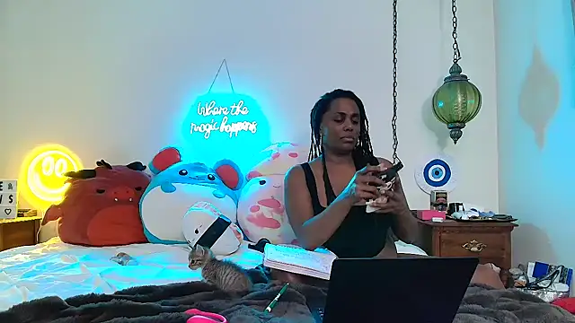 GigiMcFee online show from 09.12.25