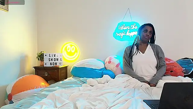 GigiMcFee online show from 09.18.25