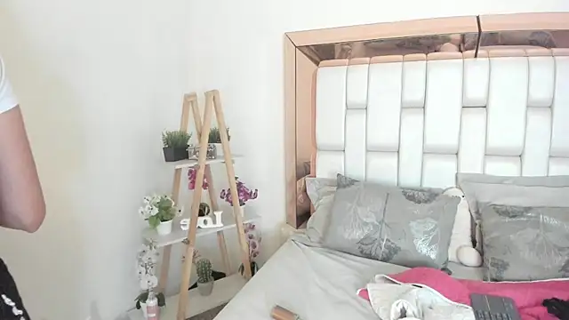 MiaVillalobos online show from 09.15.25