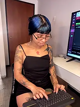 ZoeRaven Pink online show from 10.20.25