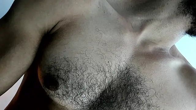 Snapshot of latinhotmuscle chatting on 11.03.25 latinhotmuscle online show from 11.03.25