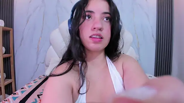 Snapshot of Nicol_Chang chatting on 10.29.25 Nicol Chang online show from 10.29.25