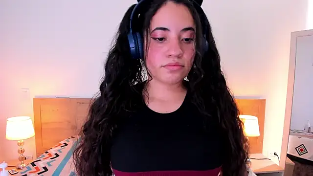 Snapshot of Nicol_Chang chatting on 10.30.25 Nicol Chang online show from 10.30.25