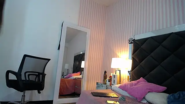 Snapshot of ViictoriaJones_ chatting on 10.18.25 ViictoriaJones online show from 10.18.25