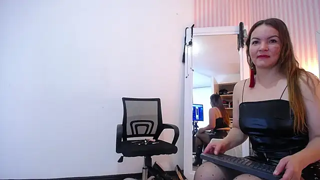 Snapshot of ViictoriaJones_ chatting on 10.28.25 ViictoriaJones online show from 10.28.25