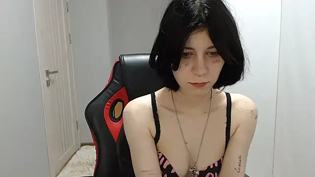 Snapshot of TinaQuiin chatting on 09.16.25 TinaQuiin online show from 09.16.25