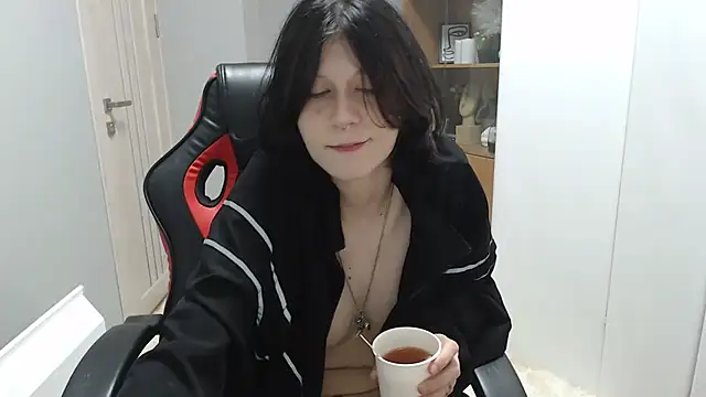 Snapshot of TinaQuiin chatting on 09.22.25 TinaQuiin online show from 09.22.25