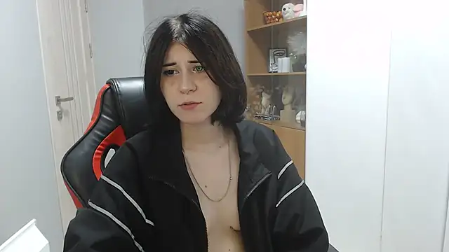 Snapshot of TinaQuiin chatting on 09.29.25 TinaQuiin online show from 09.29.25