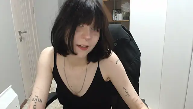 Snapshot of TinaQuiin chatting on 10.10.25 TinaQuiin online show from 10.10.25