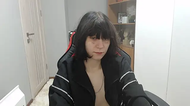 Snapshot of TinaQuiin chatting on 10.20.25 TinaQuiin online show from 10.20.25