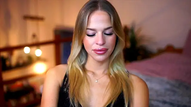 Emilyvanroessel online show from 11.25.25