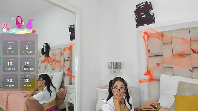 Snapshot of ValerieSoto chatting on 10.30.25 ValerieSoto online show from 10.30.25