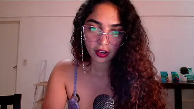 Snapshot of Ariagal chatting on 09.30.25 Ariagal online show from 09.30.25