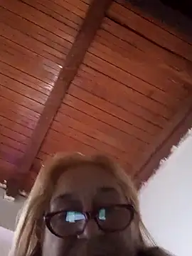 Snapshot of Saraimilf chatting on 10.27.25 Saraimilf online show from 10.27.25