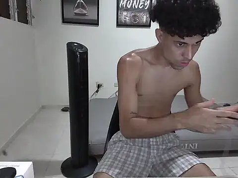 Snapshot of Dollarhot30 chatting on 09.29.25 Dollarhot30 online show from 09.29.25