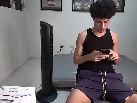 Snapshot of Dollarhot30 chatting on 11.10.25 Dollarhot30 online show from 11.10.25