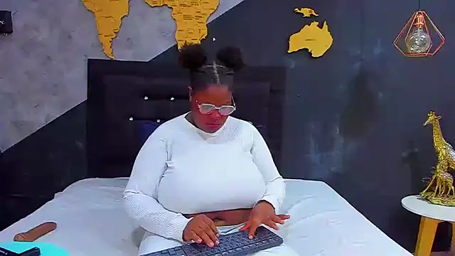 Snapshot of Maiam__Rossi chatting on 10.18.25 Maiam Rossi online show from 10.18.25