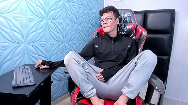 LittleMax23 online show from 11.11.25