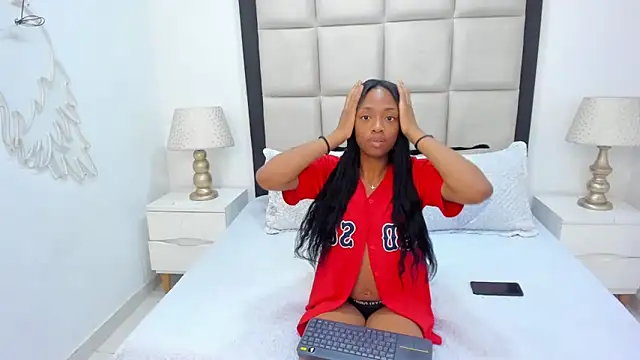 Snapshot of ElisabettaMonroy chatting on 10.08.25 ElisabettaMonroy online show from 10.08.25