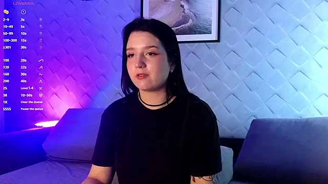 CrimsonBella online show from 11.10.25