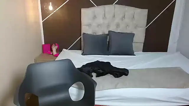 ScarletHott  online show from 09.18.25