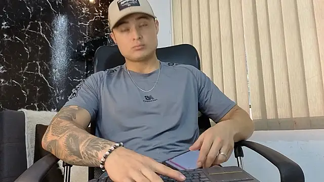 Snapshot of Alexander_ferre chatting on 02.04.26 Alexander ferre online show from 02.04.26