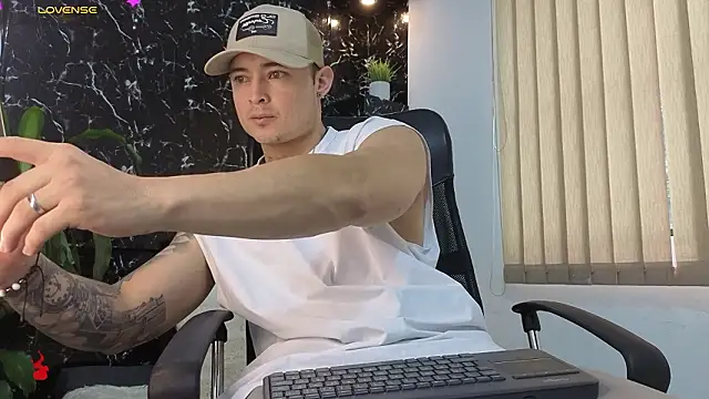 Snapshot of Alexander_ferre chatting on 02.10.26 Alexander ferre online show from 02.10.26