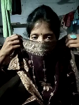 Snapshot of SEXY-MAHI4 chatting on 10.15.25 SEXY-MAHI4 online show from 10.15.25