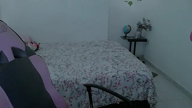 Snapshot of Juicy_elenxx chatting on 10.05.25 Juicy elenxx online show from 10.05.25