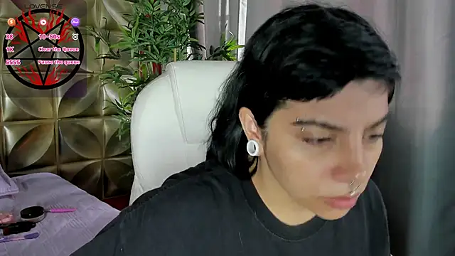 Snapshot of emily-santoss chatting on 10.18.25 emily-santoss online show from 10.18.25