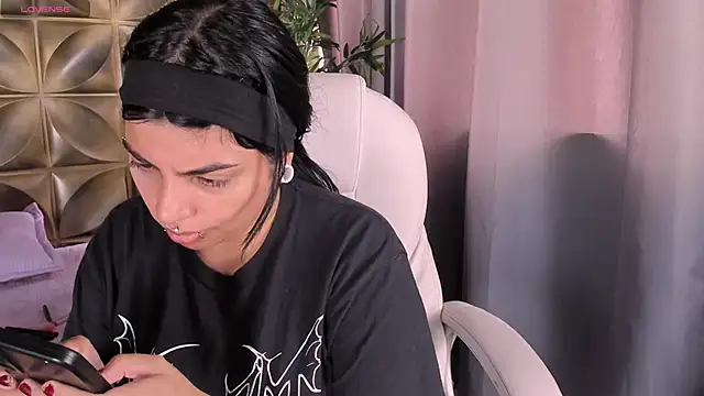 Snapshot of emily-santoss chatting on 10.20.25 emily-santoss online show from 10.20.25