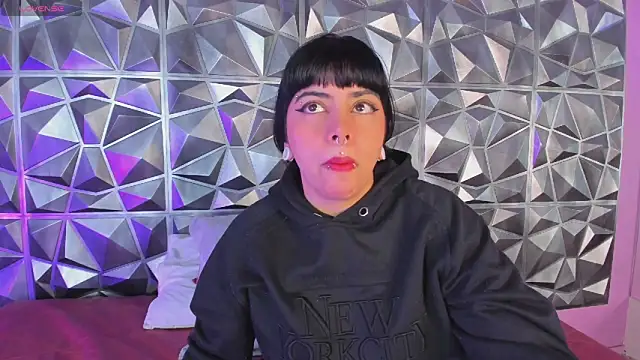 Snapshot of emily-santoss chatting on 10.21.25 emily-santoss online show from 10.21.25